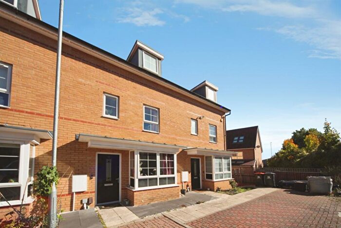 4 Bedroom Town House For Sale In Currency Close, Dunstable, LU6