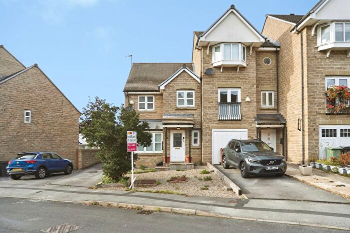 3 Bedroom End Of Terrace House For Sale In Pennythorne Drive, Yeadon, Leeds, LS19