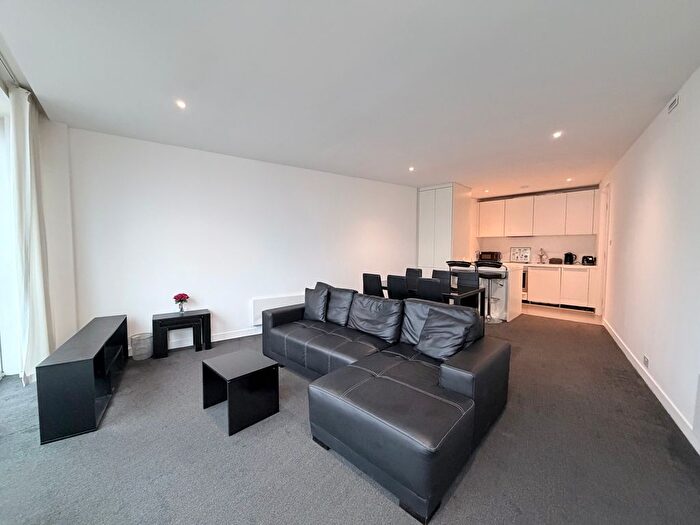 2 Bedroom Flat For Sale In The Rotunda, New Street, B2