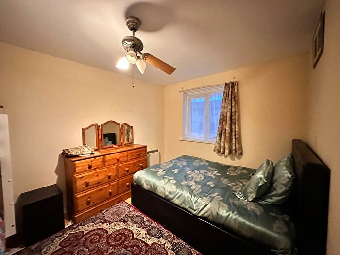 2 Bedroom Flat To Rent In Avenue Road, Chadwell Heath, Romford, RM6