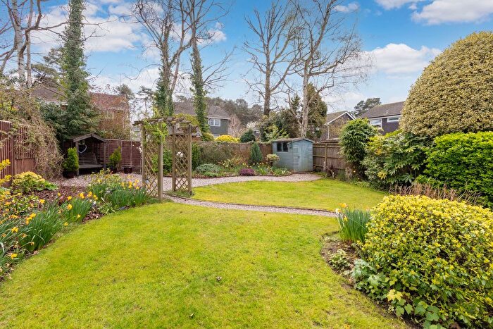 4 Bedroom Link Detached House For Sale In Oakwood Road, Windlesham, GU20