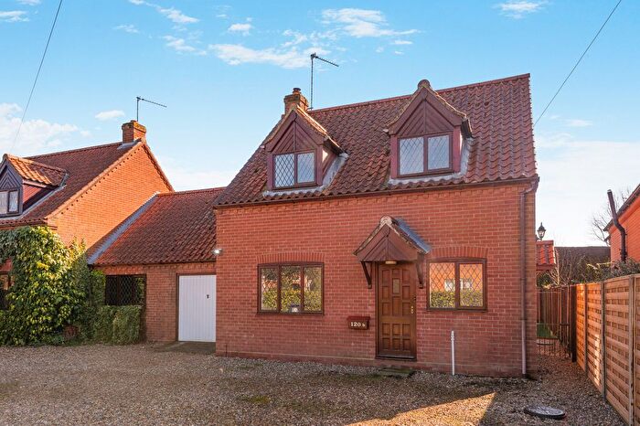 3 Bedroom Link Detached House For Sale In The Street, Fakenham, NR21