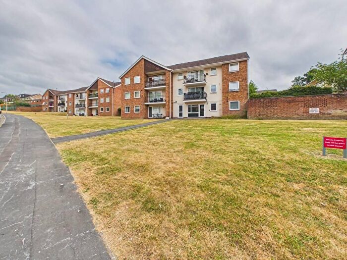 3 Bedroom Flat For Sale In Robin Way, Tilehurst, Reading, RG31