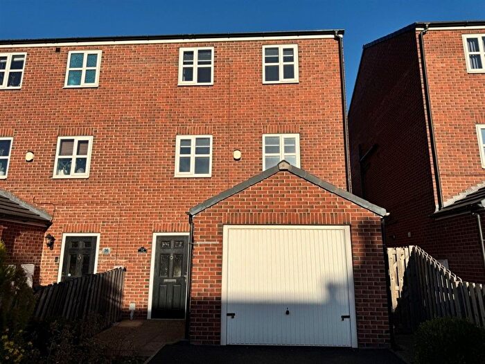 4 Bedroom Town House For Sale In School Street, Castleford, WF10