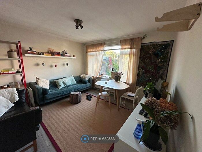 2 Bedroom Flat To Rent In Station Court, London, SE15