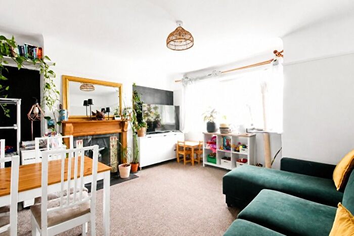 2 Bedroom Maisonette To Rent In Lancaster Close, Kingston Upon Thames, KT2