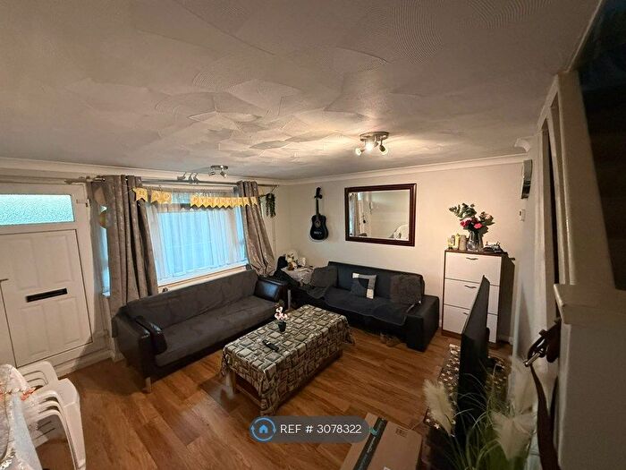 2 Bedroom Maisonette To Rent In Travellers Way, Hounslow, TW4