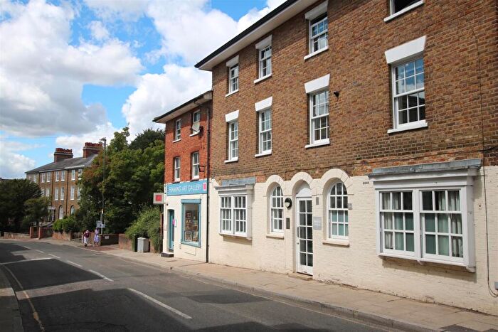 2 Bedroom Apartment For Sale In Bridge Street, Leatherhead, KT22