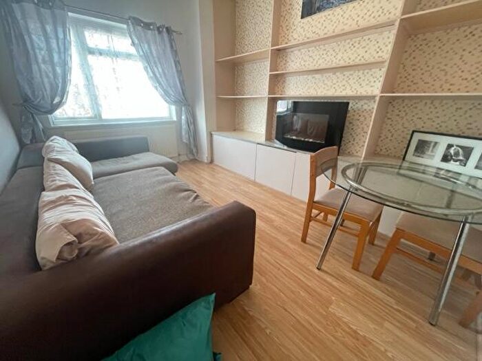 1 Bedroom Flat To Rent In Holdenhurst Road, Springbourne, BH8