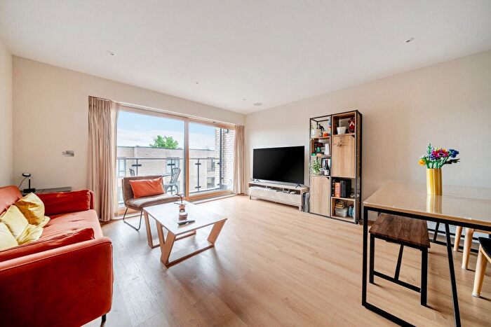 3 Bedroom Flat To Rent In Vinery Way, Hammersmith, London, W6