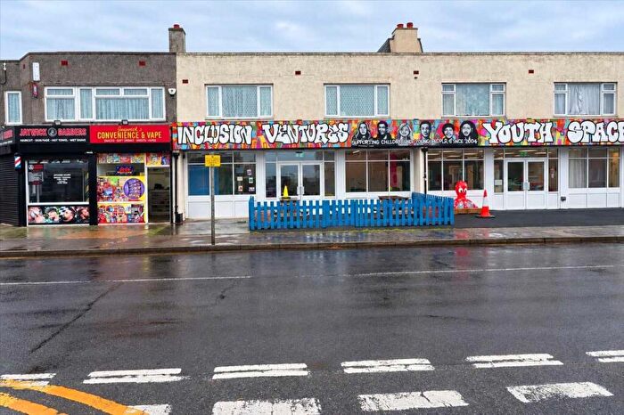 2 Bedroom Apartment For Sale In Broadway, Jaywick, CO15