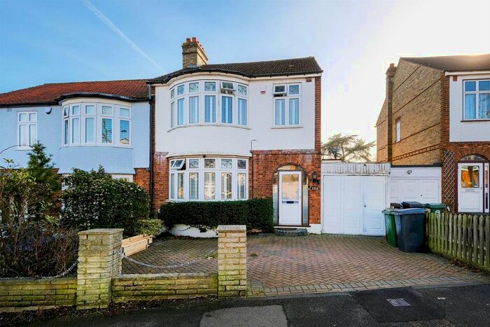 3 Bedroom Semi-Detached House For Sale In The Avenue, Highams Park, E4