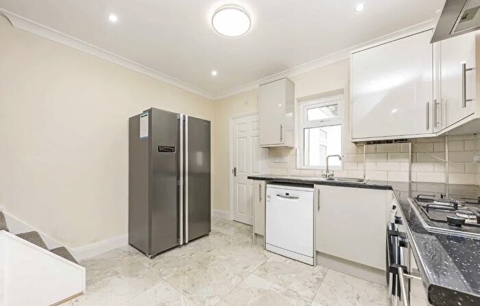 2 Bedroom Cottage To Rent In Kneller Road, Twickenham, TW2
