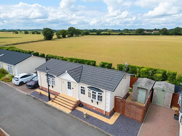 2 Bedroom Detached Bungalow For Sale In Swanlow Drive, Acaster Malbis, York, YO23