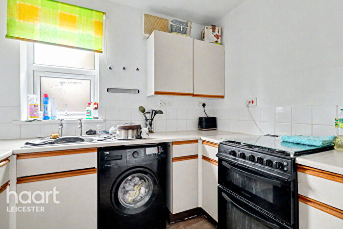 3 Bedroom Block Of Apartments For Sale In Fosse Road North, Leicester, LE3
