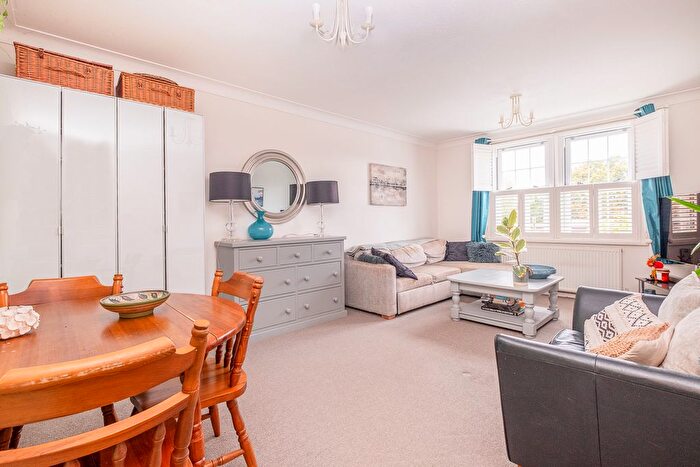 3 Bedroom Flat For Sale In Home Park Walk, Kingston Upon Thames, KT1