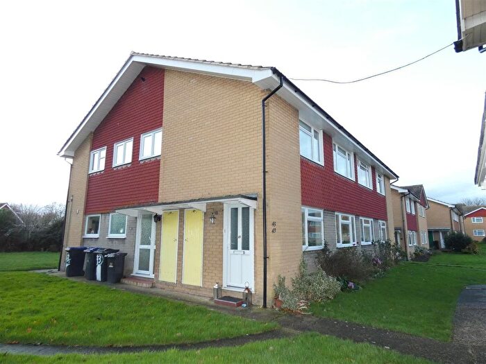 2 Bedroom Flat To Rent In Glebe Way, Whitstable, Kent, CT5