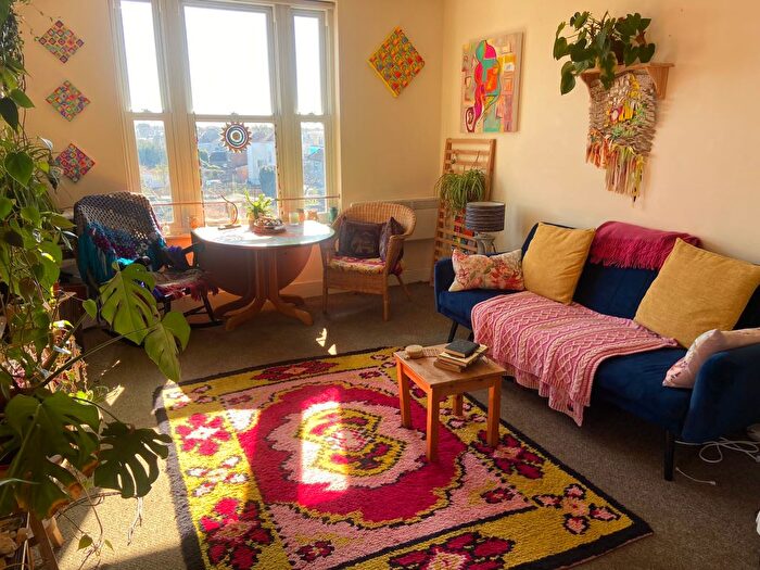 2 Bedroom Flat To Rent In Hamlet Court Road, Westcliff On Sea, SS0