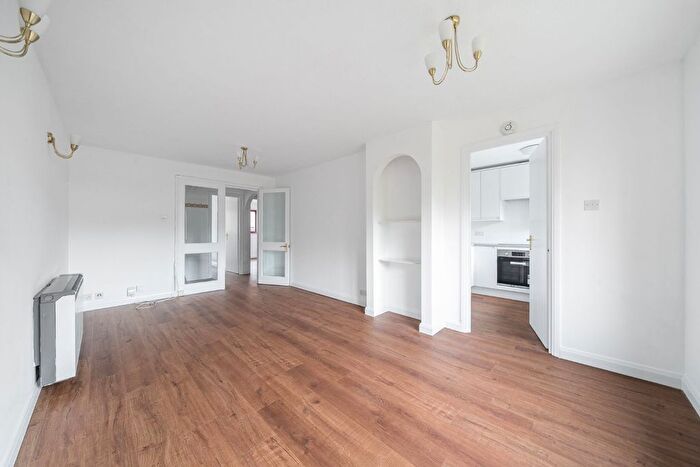 2 Bedroom Flat To Rent In Cross Road, London, SW19