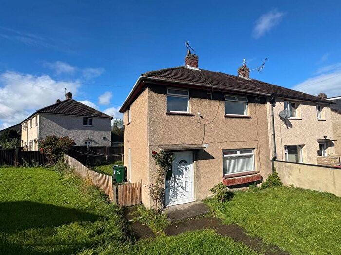 3 Bedroom Semi-Detached House To Rent In Summerlands Grove, Bradford, BD5