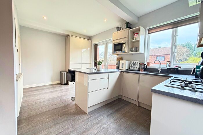 3 Bedroom Semi-Detached House For Sale In Topcliffe Lane, Morley, Leeds, LS27