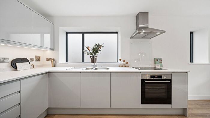 1 Bedroom Flat For Sale In Portsmouth Road, Esher, KT10