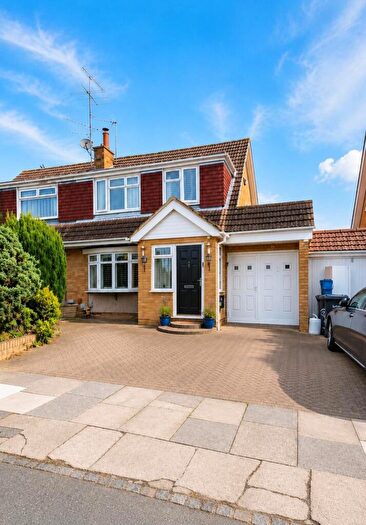 3 Bedroom Semi-Detached House For Sale In Turnpike Drive, Luton, LU3