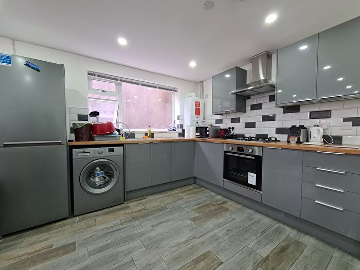 3 Bedroom Flat To Rent In Woodville Road, Cardiff, CF24