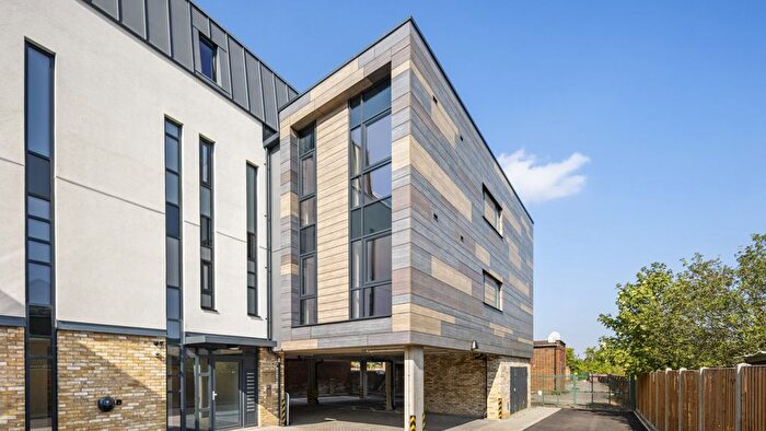 2 Bedroom Flat For Sale In Portsmouth Road, Esher, KT10