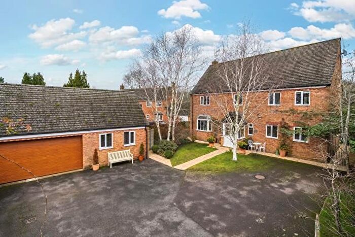 5 Bedroom Detached House For Sale In Banbury Road, Daventry, NN11