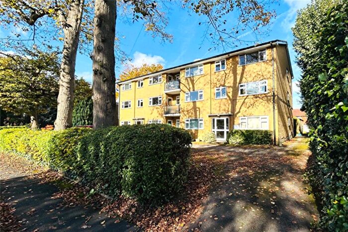 2 Bedroom Flat For Sale In Cambridge Road West, Farnborough, Hampshire, GU14