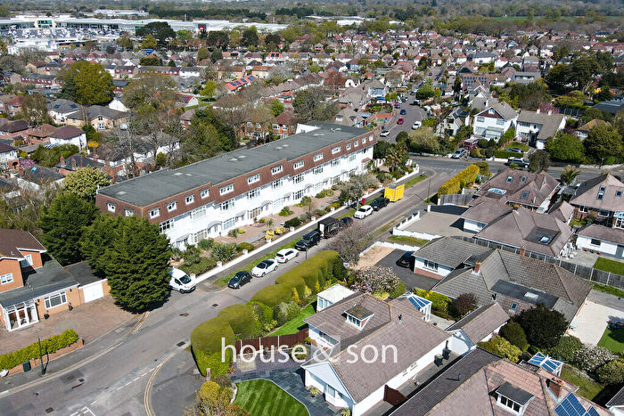 3 Bedroom Maisonette For Sale In Feversham Avenue, Bournemouth, BH8