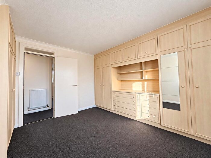 2 Bedroom Flat To Rent In Bethany Waye, Feltham, TW14