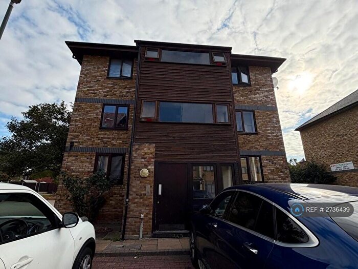 2 Bedroom Flat To Rent In Manor Close, London, SE28