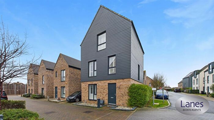 3 Bedroom Link Detached House For Sale In Markwick Avenue, Cheshunt, EN8
