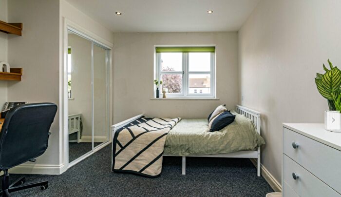 3 Bedroom Flat To Rent In Lord Tennyson // Bed & Bath // Ensuites // August, LN1
