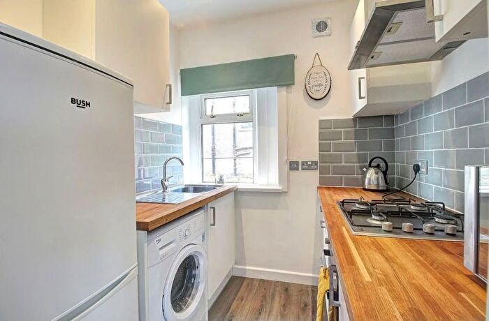 3 Bedroom Flat To Rent In Croftmont Avenue, Glasgow, G44