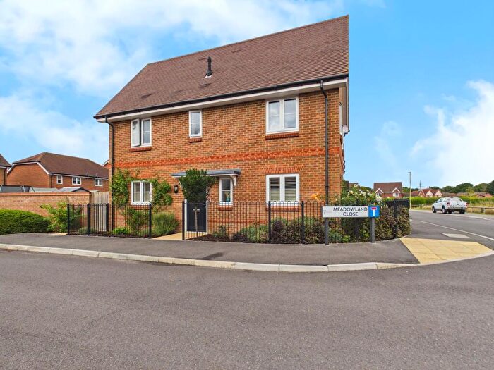 3 Bedroom Semi-Detached House For Sale In Meadowland Close, Bramley, RG26