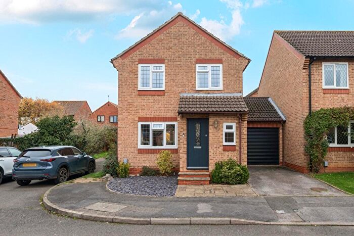3 Bedroom Link Detached House For Sale In Suffolk Drive, Guildford, Surrey, GU4