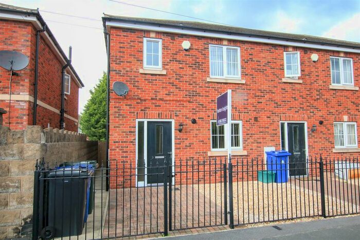 3 Bedroom Town House To Rent In Hutton Court, Armthorpe, Doncaster, DN3