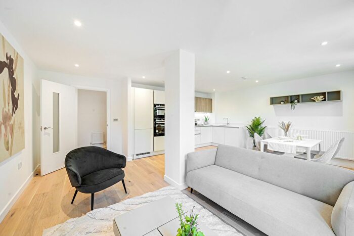 1 Bedroom Flat To Rent In Twickenham Gateway, Bradshaw Close, Twickenham, TW1