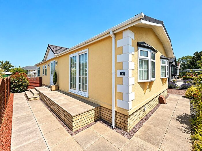 3 Bedroom Mobile/park Home For Sale In Overbury Way, Broadway, WR12