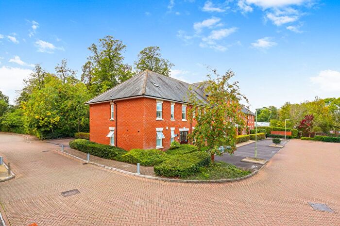3 Bedroom Flat For Sale In Queen Alexandras Way, Chichester House Queen Alexandras Way, KT19