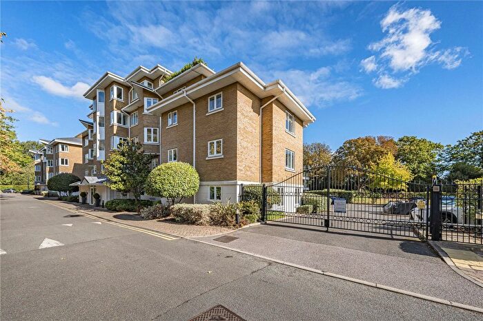 2 Bedroom Flat To Rent In Strand Drive, Richmond, TW9