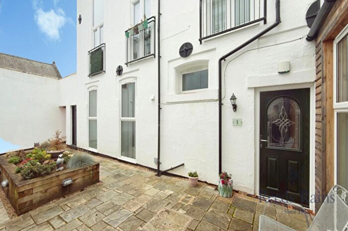 2 Bedroom Flat For Sale In New Lane, Selby, North Yorkshire, YO8