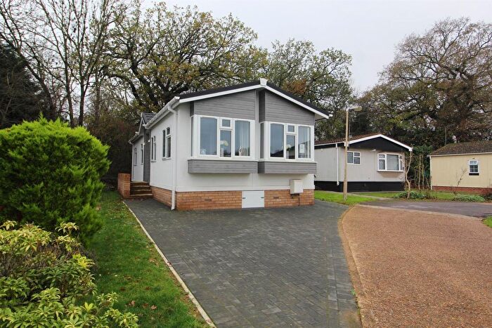 2 Bedroom Mobile/park Home For Sale In Arkley Park, Barnet Road, Arkely, EN5