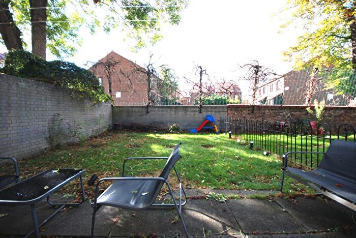1 Bedroom Flat To Rent In Anfield Close, Weir Rd, Balham, SW12