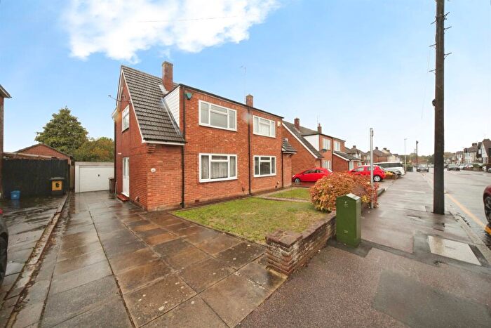3 Bedroom Semi-Detached House For Sale In Shakespeare Road, Luton, LU4