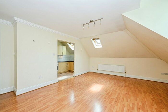 1 Bedroom Flat To Rent In Ladbroke Road, Redhill, RH1