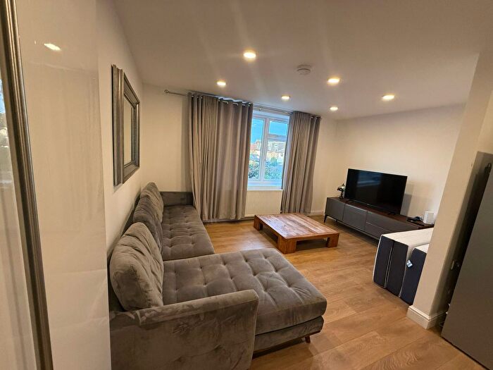 Studio To Rent In Flat, Wanstead Lane, Ilford, Greater London, IG1